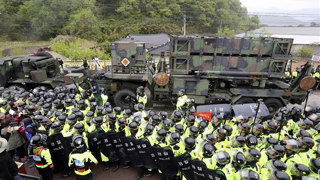 Na jihokorejskou zkladnu dorazily prvn kontejnery s americkm ttem THAAD (26.4.2017)