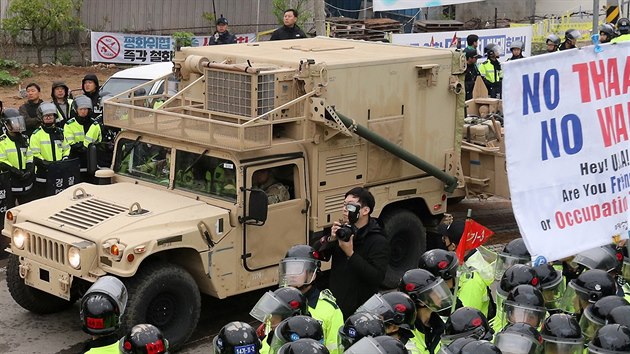 Na jihokorejskou zkladnu dorazily prvn kontejnery s americkm ttem THAAD (26.4.2017)