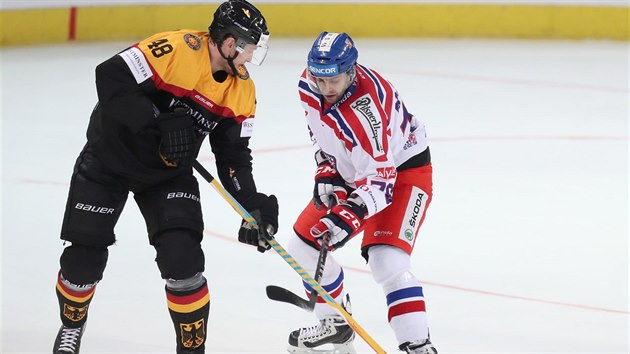 Dominik Kubalk (vpravo) v souboji s Frankem Hoerdlerem bhem utkn Euro Hockey Challenge.