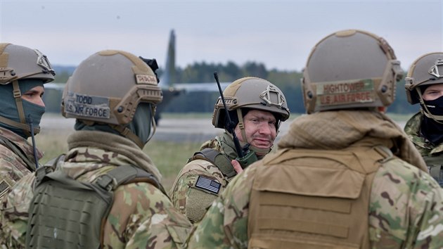 U letit bylo v ptek zamaskovno celkem ti sta parautist. Jsou soust spolenho americko-eskho cvien cvien Saber Junction 2017.