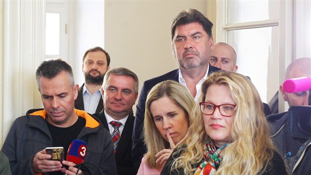 Tiskovou konferenci Ivany Zemanov z povzdl sledovali i pedn prezidentovi mui Vratislav Myn a Martin Nejedl. (24. dubna 2017)