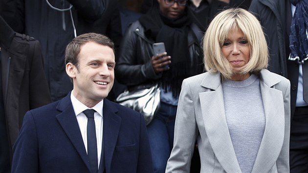 Emmanuel Macron se svou chot Brigitte na snmku z dubna 2017