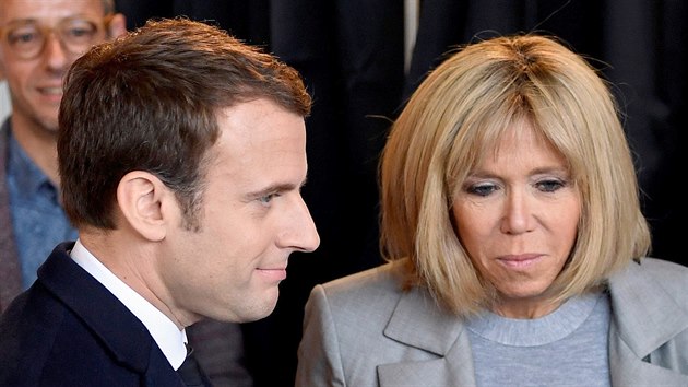 Emmanuel Macron s o ptadvacet let star chot Brigitte