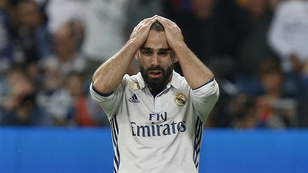 Zdrcen Dani Carvajal z Realu Madrid po rozhodujcm glu Barcelony v posledn minut zpasu.