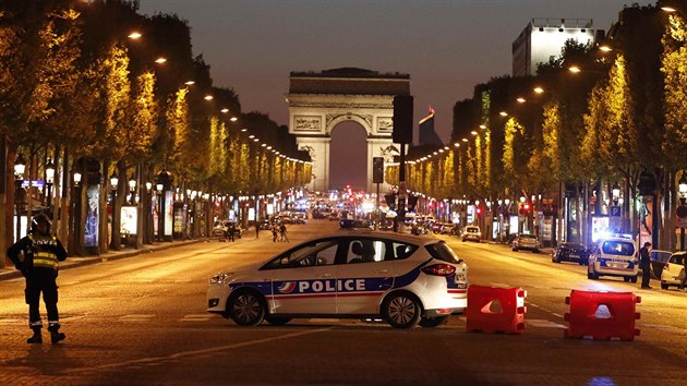 Policie hldkuje po toku na bulvru Champs-lyses v Pai (20. dubna 2017).