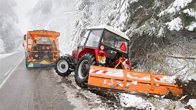 Zapadl traktor u Libnskho Sedla na Prachaticku (28. dubna 2017).