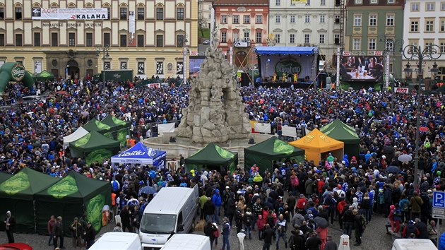 V sobotu odpoledne zaplavila Zeln trh v centru Brna modrobl vlna euforie. Na n pluli vichni hri mistrovsk Komety a tisce lid se radovaly s nimi (22. dubna 2017). 