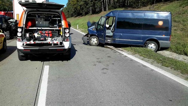 Na D1 u Domaova dolo ke kolizi osobnho vozu, dodvky a kamionu, kvli kter byl pes hodinu ucpan smr na Prahu. Spolujezdkyn z osobnho vozu utrpla stedn tk zrann.