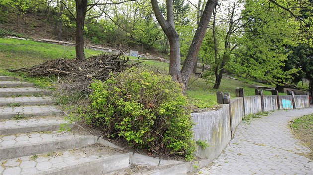 Plocha bvalho hbitova v ulici Fryajova v brnnskch Obanech je v majetku zdej mskokatolick farnosti. V katastru je vedena jako "urnov hj - park" (25. dubna 2017).