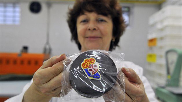 Soa Bugov ze spolenosti Lapek ukazuje sladk puky se znakem hokejovho klubu Dukla Jihlava a kakaovou polevou. K dostn jsou hlavn v mstnch cukrrnch.
