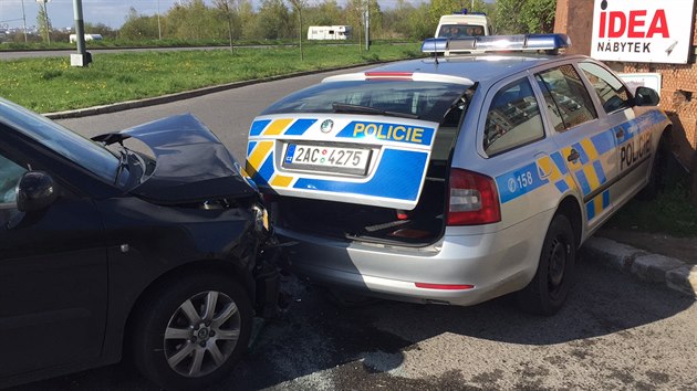 Na ernm Most se stetlo auto s vozem policist (20.4.2017).