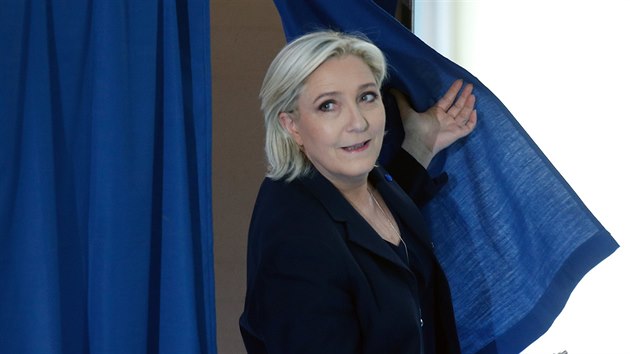 Ochrnm vs. Moje prvn opaten jako prezidentka bude obnoven hranic, sdlila Le Penov 5 tiscovmu davu pr dn ped volbami v Pai. I ona ji odvolila (23. dubna 2017)