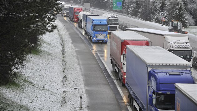 Dlnice D1 u Kozlova ve smru na Brno se zastavila. Na vin je snhov kalamita...