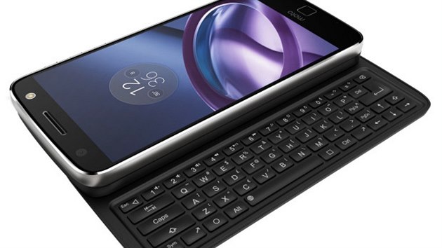 Nadenci vyrobili pro smartphone Moto Z modul s qwerty klvesnic.