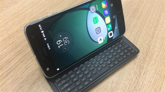 Nadenci vyrobili pro smartphone Moto Z modul s qwerty klvesnic.