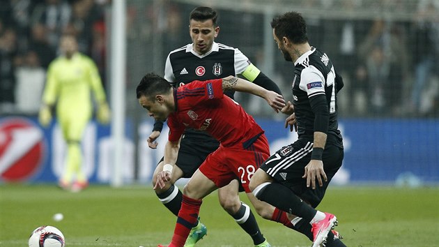 Mathieu Valbuena z Lyonu se prodr obranou Besiktase Istanbul ve tvrtfinle Evropsk ligy.