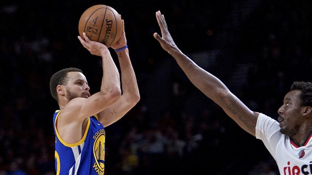 Stephen Curry z Golden State pi stelb, brn ho Al-Farouq Aminu z Portlandu.