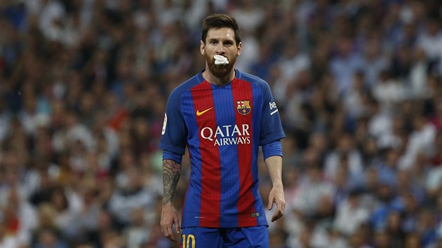 Argentinsk tonk Lionel Messi z Barcelony zastavuje bhem El Clsika krvcen z pusy.