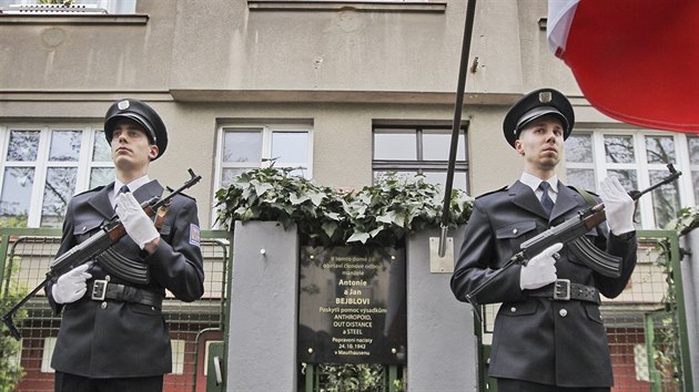 Slavnostn odhalen pamtn desky na dom v plzesk echov ulici 34, kde za druh svtov vlky ili manel Antonie a Jan Bejblovi. Tito lid pomhali parautistm z vsadk Anthropoid, Out Distance a Steel a pozdji za to byli popraveni. (25. dubna 2017)