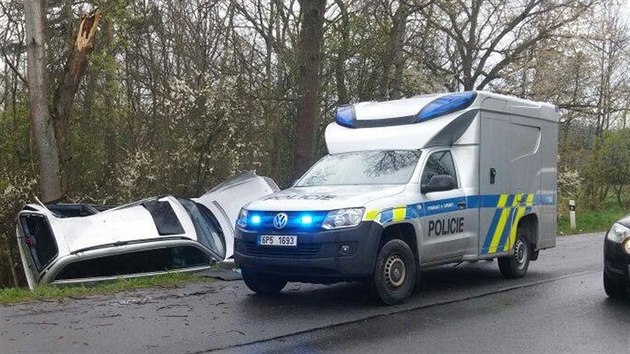 Mezi Borem a ekovicemi na Tachovsku idi pevrtil auto a naboural do stromu. Na mst zemel. (28. dubna 2017)