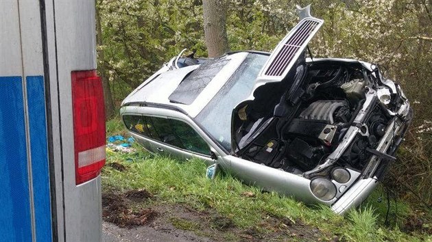 Mezi Borem a ekovicemi na Tachovsku idi pevrtil auto a naboural do stromu. Na mst zemel. (28. dubna 2017)