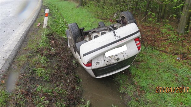 Mlad idika se lekla letcho ptka a otoila auto na stechu. (27. dubna 2017)