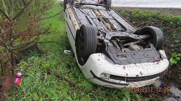 Mlad idika se lekla letcho ptka a otoila auto na stechu. (27. dubna 2017)