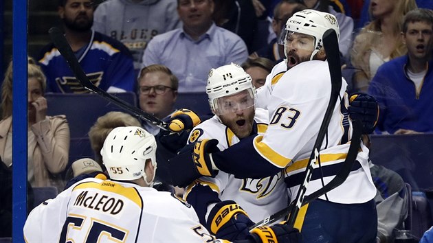 Hokejist Nashvillu (zprava) Vernon Fiddler, Mattias Ekholm a Cody McLeod se raduj z glu v zpase se St. Louis.