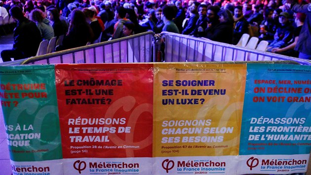 Pznivci francouzskho kandidta na prezidenta Jean-Luca Mlenchona bhem mtinku v Dijonu (18. dubna 2017).
