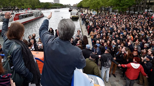 Francouzsk kandidt na prezidenta Jean-Luc Mlenchon pi pedvolebn kampani v Pai (17. dubna 2017).