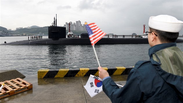 Americk jadern ponorka USS Michigan dorazila do jihokorejskho pstavu Pusan, do dnch vojenskch cvien se nezapoj. (24. dubna 2017)