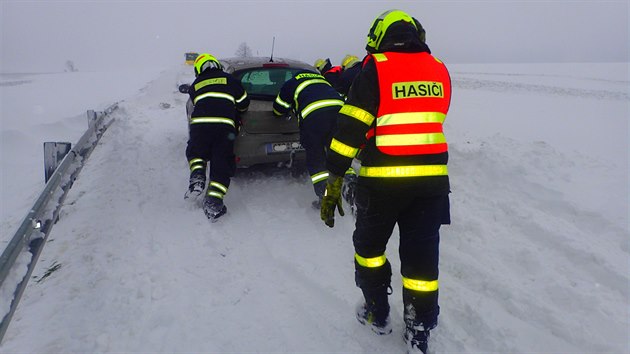 Na Vtkovsku museli hasii pomhat autm, kter zapadla do snhu.