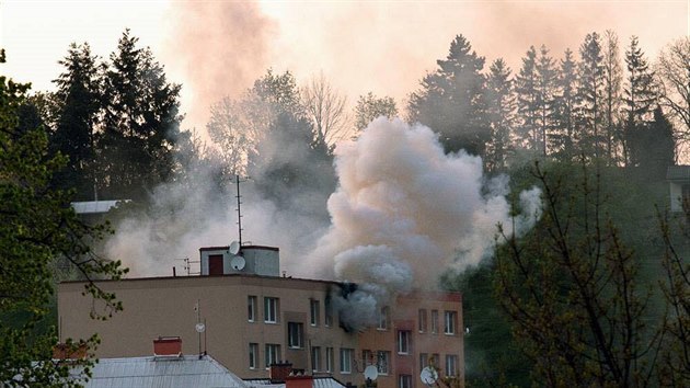 Pi poru bytu ve ternberskm panelovm dom musela bt kvli koui evakuovna stovka obyvatel.