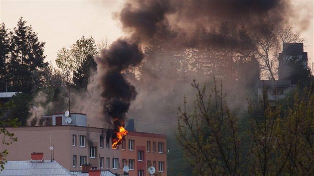 Pi poru bytu ve ternberskm panelovm dom musela bt kvli koui evakuovna stovka obyvatel.