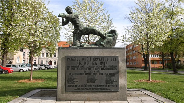 Masakr pi demonstraci z 26. dubna 1917 pipomn v Prostjov pomnk Jana Tsky z roku 1938 na nmst Padlch hrdin.