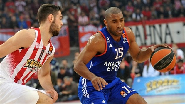 Jayson Granger (vpravo) z Anadolu Efes Istanbul to pes Jannise Papapetra z Olympiakosu Pireus.