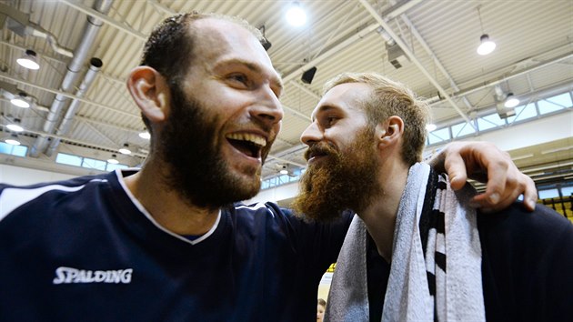 Jakub Houka (vlevo) a Jakub Krakovi slav postup Dna do ligovho semifinle.