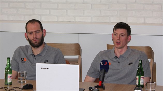 Pavel Pumprla (vpravo) pedstavuje eskou basketbalovou hrskou asociaci, jejm je zakladatelem a prvnm pedsedou. Naslouch mu Jakub Houka.