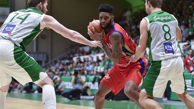 Cameron Clark (v ervenm) z Chalonu bhem zpasu s Nanterre