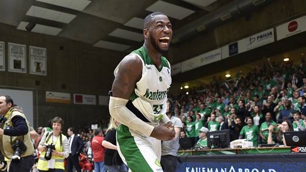 Mathias Lessort z Nanterre slav vhru ve FIBA Europe Cupu.