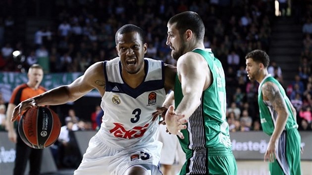 Anthony Randolph (vlevo) z Realu Madrid se sna petlait Adriena Moermana z Darssafaky Istanbul.