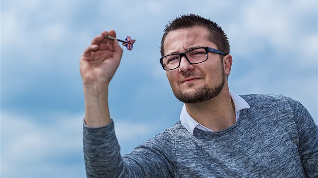 Aleš Kotlár pořádá charitativní turnaj v šipkách, jehož výtěžek přispěje na léčbu dítěte, už potřetí.