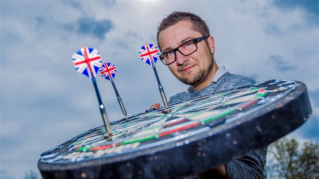 Aleš Kotlár pořádá charitativní turnaj v šipkách, jehož výtěžek přispěje na léčbu dítěte, už potřetí.