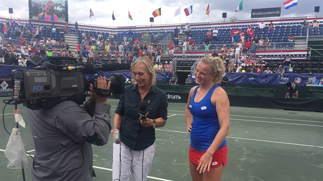 Martina Navrtilov (vlevo), reportrka Tennis Channel, se pipravuje na rozhovor s Kateinou Siniakovou po semifinlovm duelu Fed Cupu.