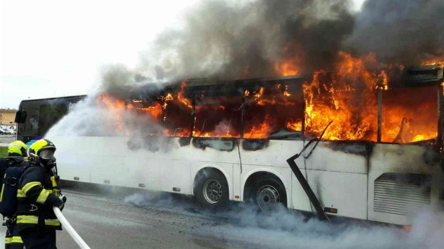 Zejm technick zvada motoru zapinila por autobusu v Brn. Na mst zasahovaly dv jednotky hasi.