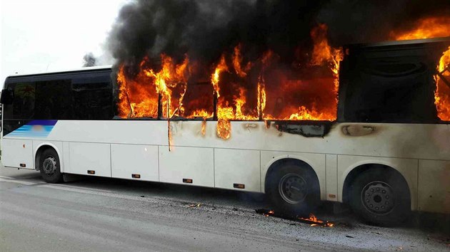 Zejm technick zvada motoru zapinila por autobusu v Brn. Na mst zasahovaly dv jednotky hasi.
