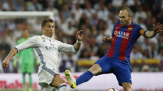 Cristiano Ronaldo s Andresem Iniestou bojuj o balon bhem lgru panlsk ligy.
