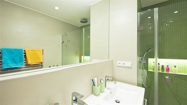 Oblben zelenkav barva se objevuje i v koupeln dt ve sprchovm kout.