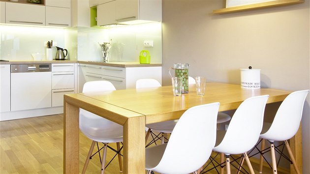 Obvac pokoj je opticky propojen s kuchyskm koutem a velkm rodinnm jdelnm stolem.