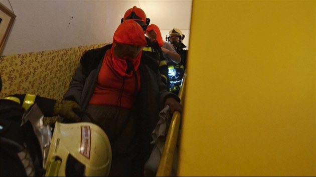 Ti jednotky profesionlnch hasi a dobrovoln hasii z Radvanic zasahovali v ptek rno u poru bytu v Ostrav.